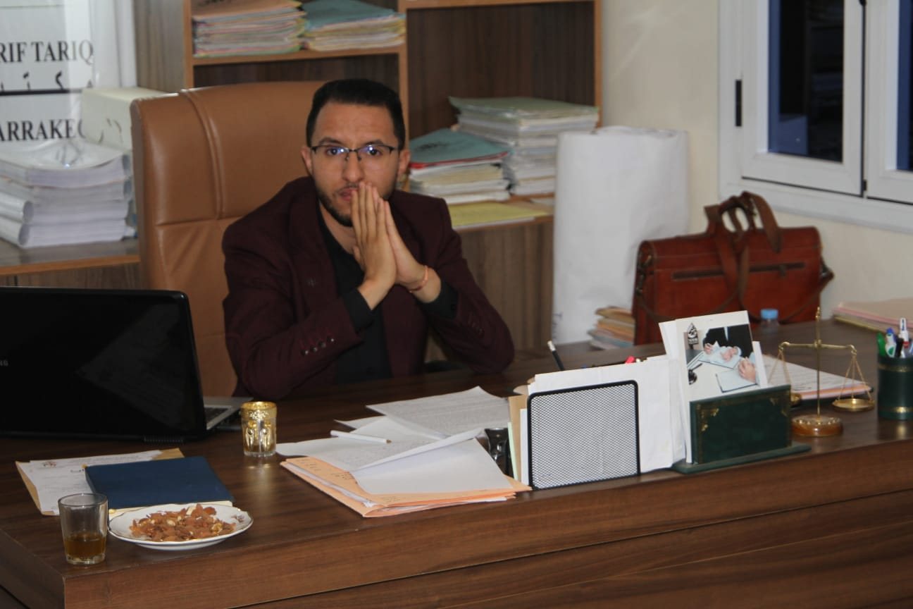 الأستاذ طارق الموريف في مكتبه للمحاماة